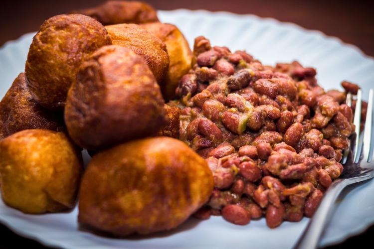 Un plato con puf puf y alubias, típica comida callejera en Camerún,