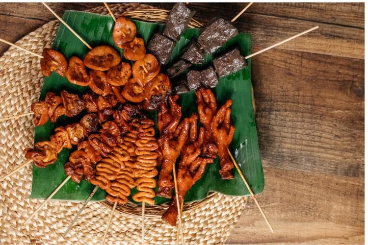Brochetas asadas al estilo filipino, comida callejera.