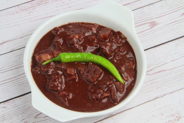 Dinuguan, un plato con despojos de cerdo guisados en sangre de cerdo.