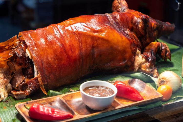 Lechón asado y servido al estilo filipino.