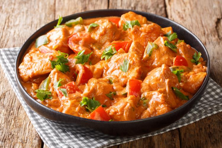 Pollo mafé, un guiso de pollo en salsa picante de cacahuete.