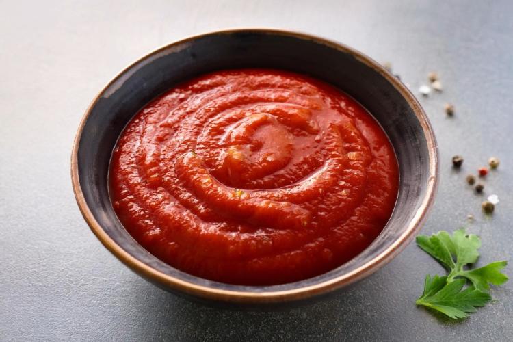 Un cuenco con salsa de tomate clásica.