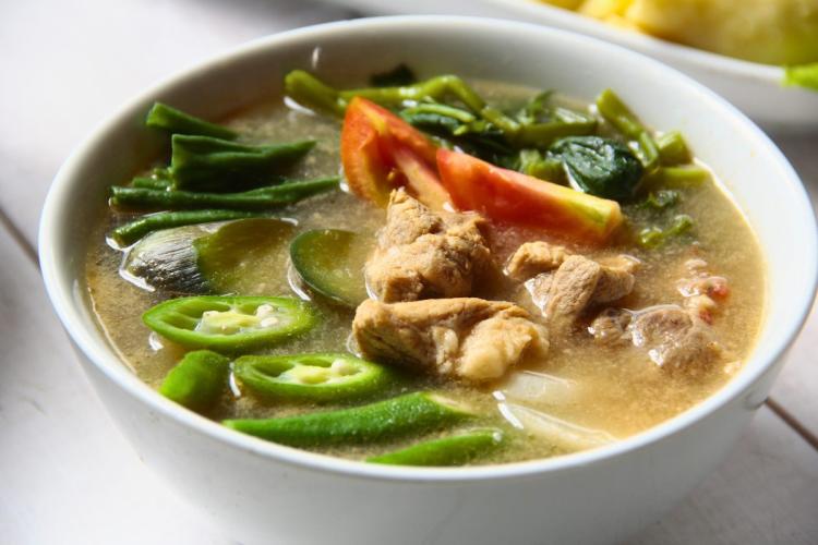 Sinigang de cerdo, una sopa ácida.
