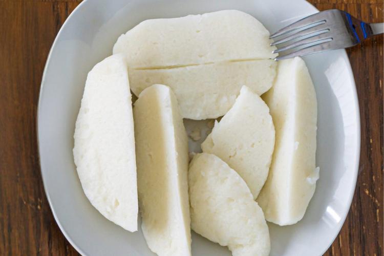 Un plato con tuwo. El tuwo es conocido por su simplicidad y capacidad para acompañar otros platos.