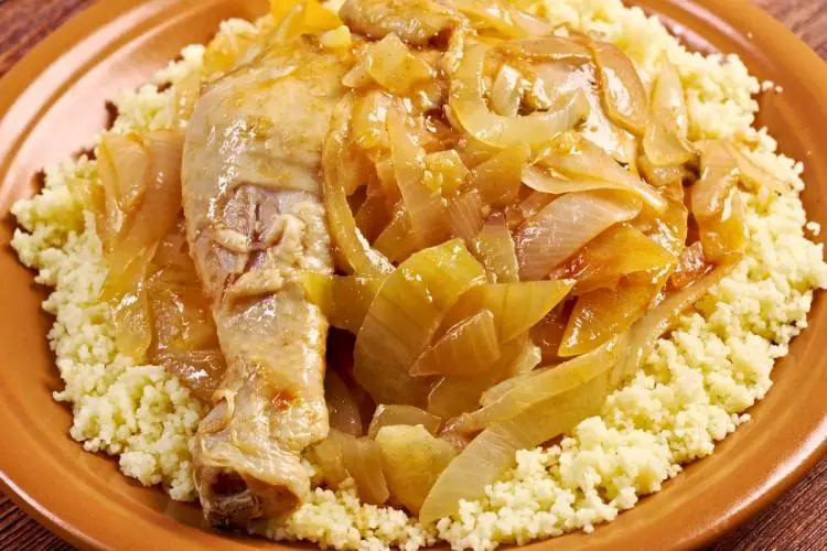 Yassa poulet, un delicioso pollo adobado.