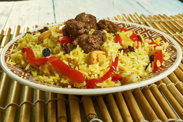 Un plato de bariis, arroz cocinado al estilo somalí.