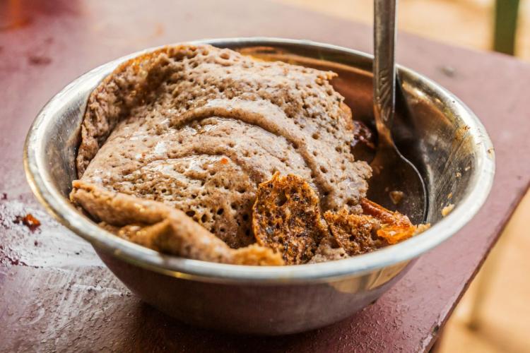 Un cuenco con canjeero y miel, un típico desayuno somalí.