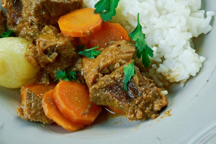 Una porción de suqaar, guiso somalí, con arroz blanco.