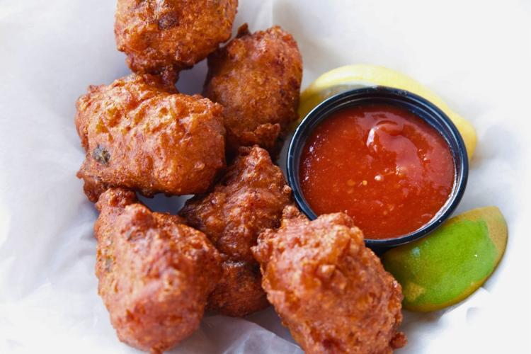 Buñuelos de caracol marino, un plato típico de Las Bahamas.