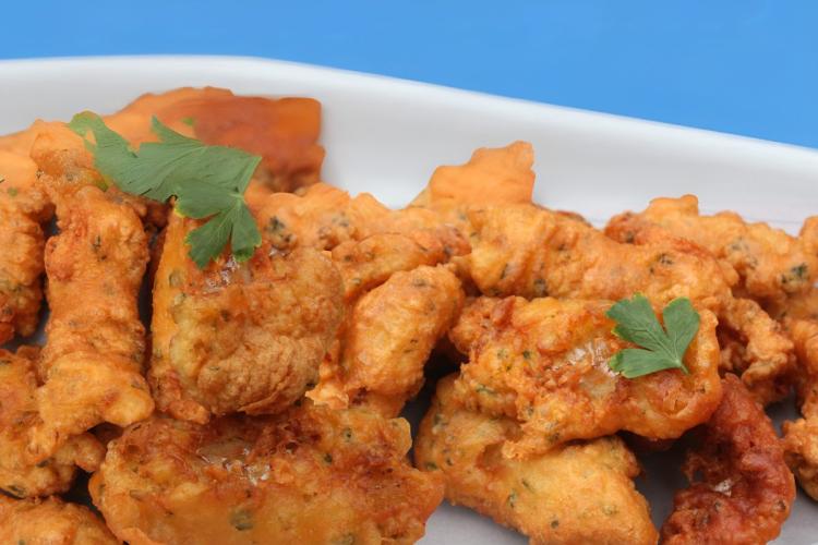 Trozos de pescado rebozados en una masa sencilla con perejil picado y fritos.