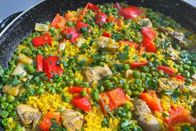 Una sartén plana con arroz cocinado al estilo riojano.