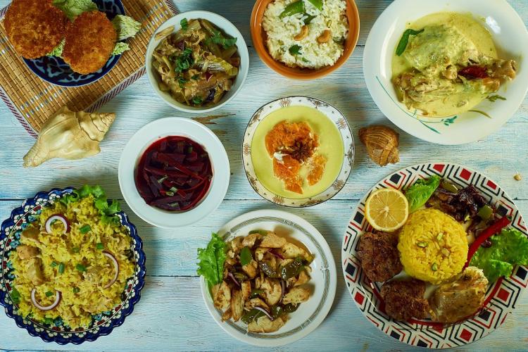 Una mesa con una varidedad de platos típicos de Sri Lanka