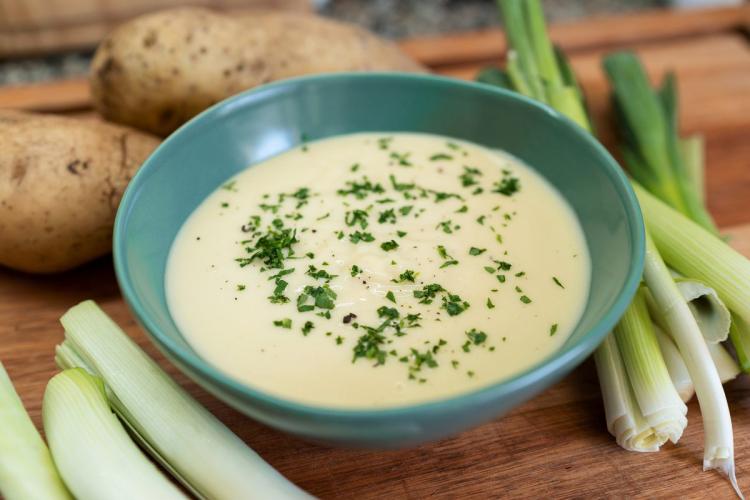 Un cuenco con vichyssoise.