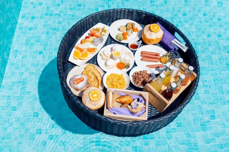 Un desayuno flotante, para disfrutar en la piscina, es una de las experiencias gastronómicas que se pueden disfrutar en las Maldivas.