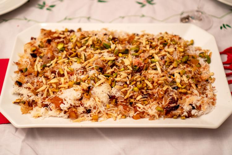 Arroz con joyas, una especialidad de la cocina iraní, en una fuente rectangular.