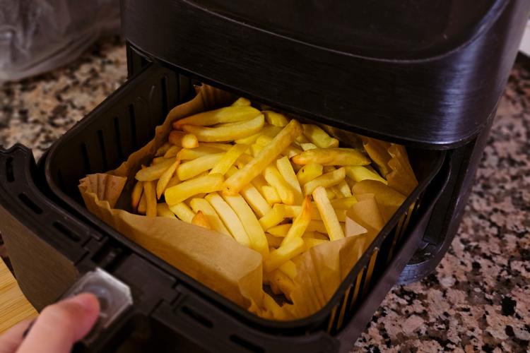 Patatas fritas cocinadas en freidora de aire.