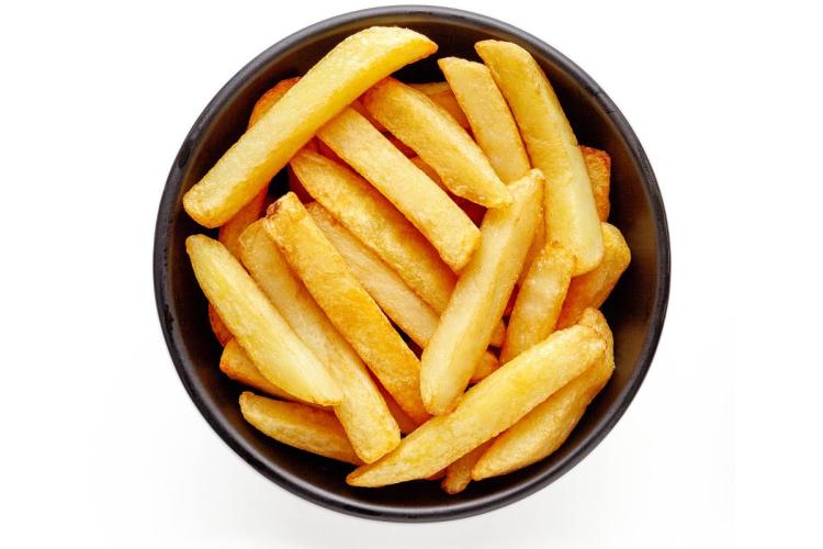 Un cuenco con patatas fritas cortadas en varitas.