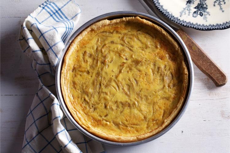 Una tarta de cebolla, estilo francés, hecha con masa quebrada.