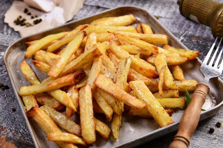 Un plato cuadrado con patatas fritas caseras, cortadas de forma clásica, en bastones.