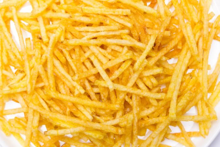 Patatas paja, patatas fritas cortadas en varitas muy finas.