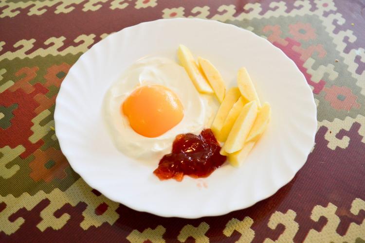 Un huevo frito con patatas que es en realidad melocotón en almíbar, yogur y manzana.