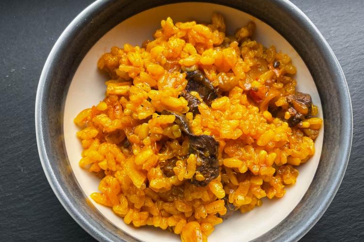 Un cuenco de arroz y quinua con higadillos de pollo.