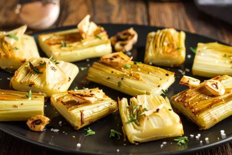 Un plato de cardo salteado con ajo.