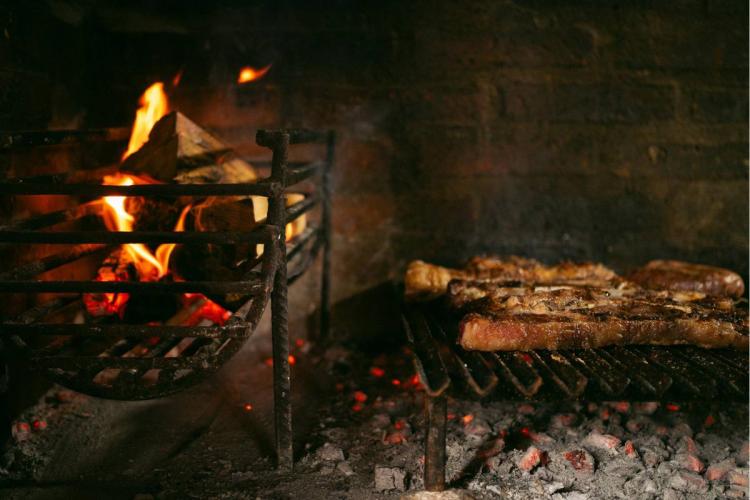 Carne asándose a la brasa.