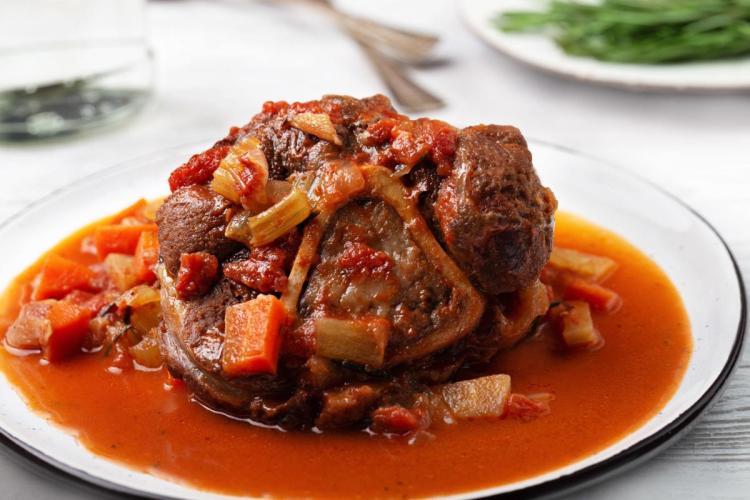arrete de ternera guisado en salsa de tomate con zanahoria, cebolla y apio.