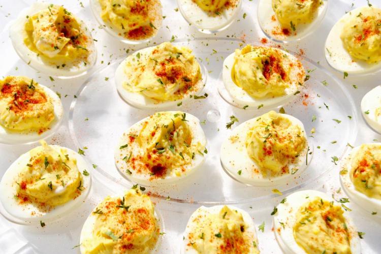 Huevos rellenos sencillos con relleno de yema, pimentón y perejil picado, decorados con pimentón.