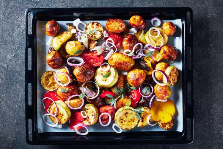 Bandeja de horno con verduras y hortalizas asadas.