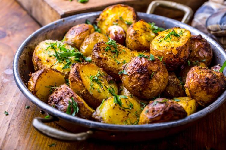 Patatas nuevas asadas con hierbas.
