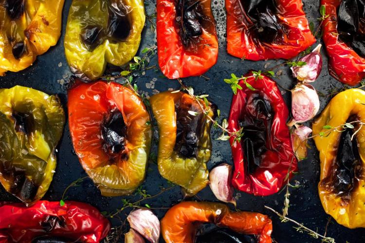 Pimientos de varios colores asados y aromatizados con ajo y hierbas.
