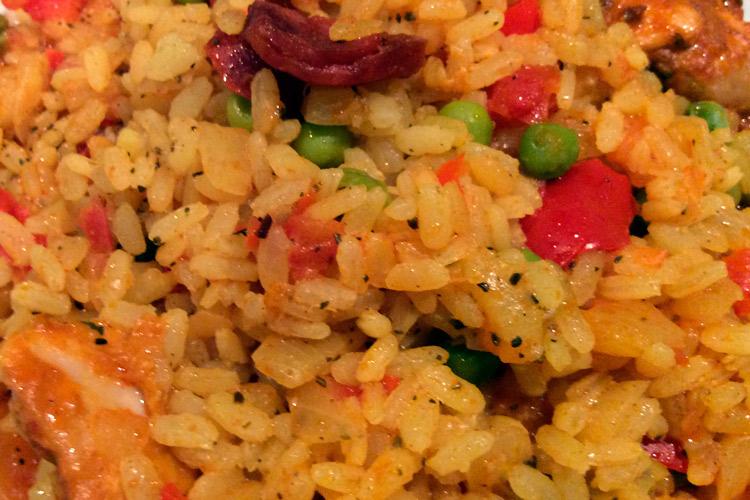 Paella de pollo con chorizo.