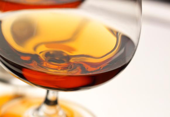 Brandy en una copa especial para brandy.