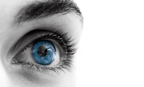 Detalle de un ojo con un iris de color azul.