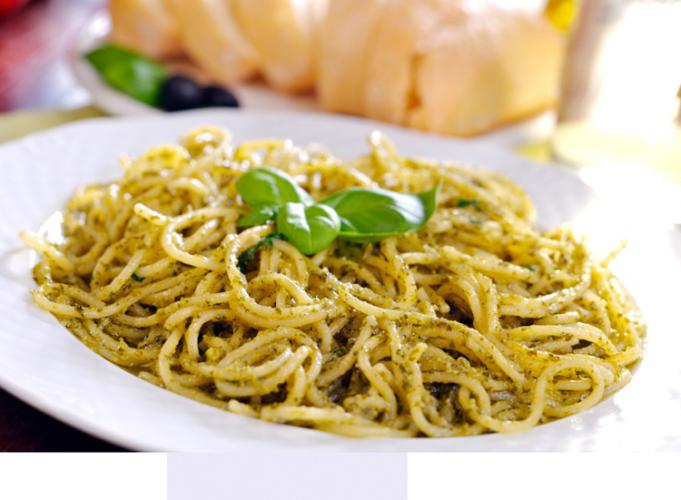 Un plato con espagueti al pesto.