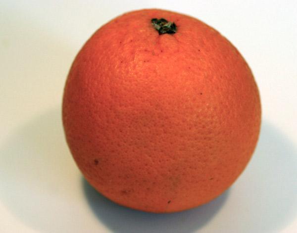 Una naranja con la piel sin encerar.