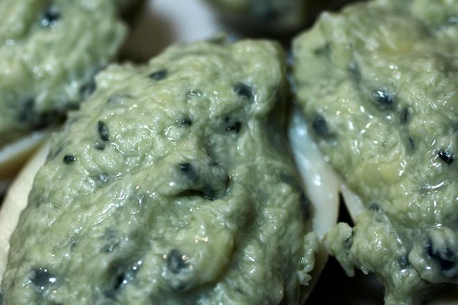 Huevos duros con crema de queso azul.