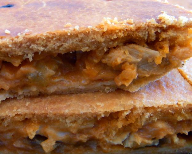 Empanada de atún, pimiento y tomate.