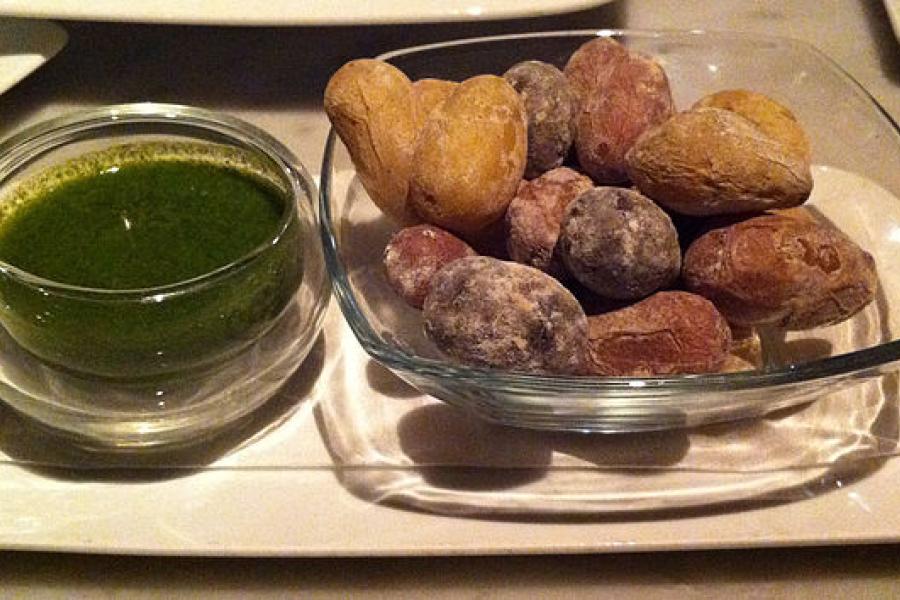 Papas arrugadas con mojo verde.