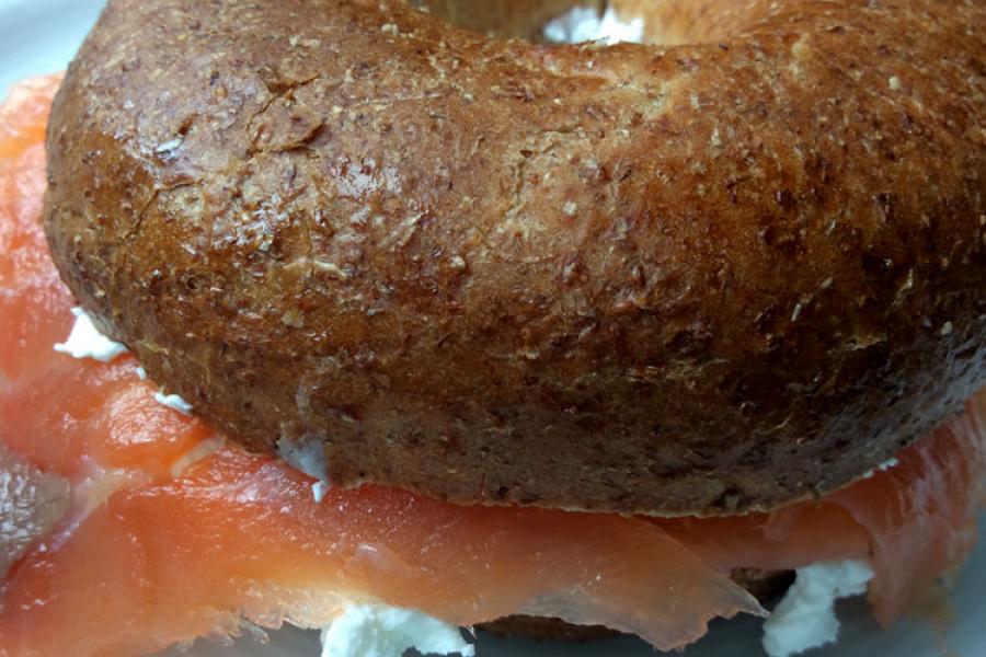 Bagel integral con queso cremosos y salmón ahumado.