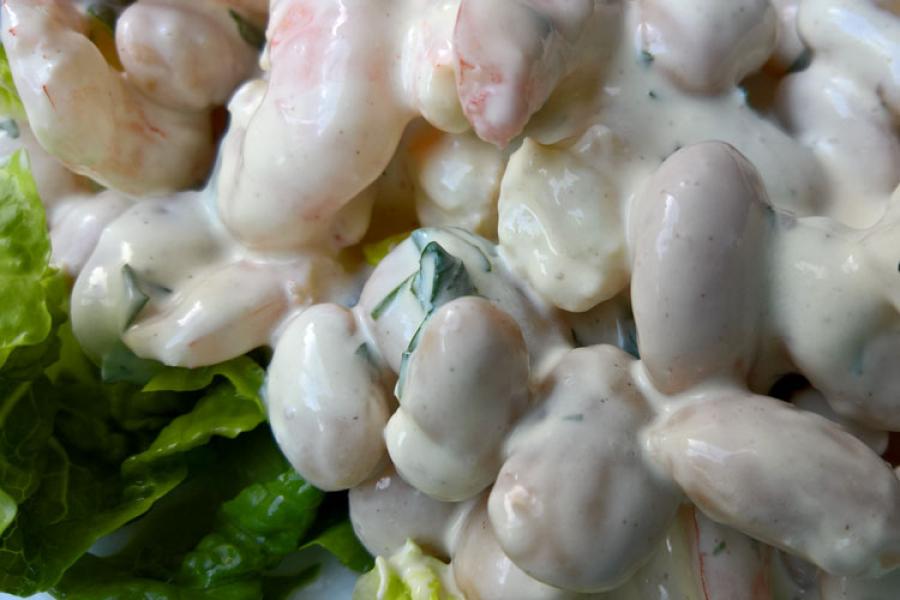 Ensalada de gambas y habas al estilo de Long Island sobre lechuga.