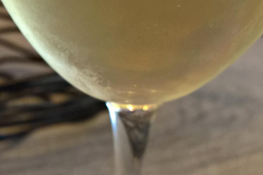 Una copa de vino blanco fr'io.