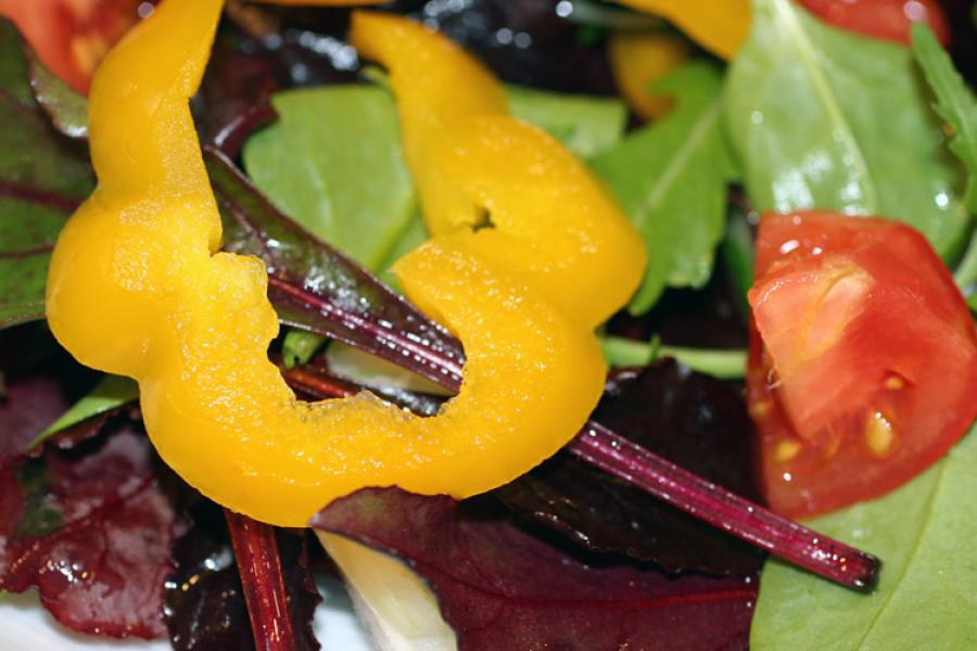Ensalada de hojas variadas, pimiento y tomate.