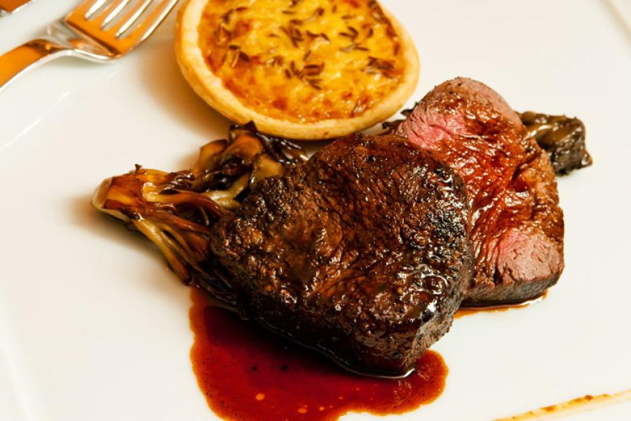 Filete con salsa bordelesa.