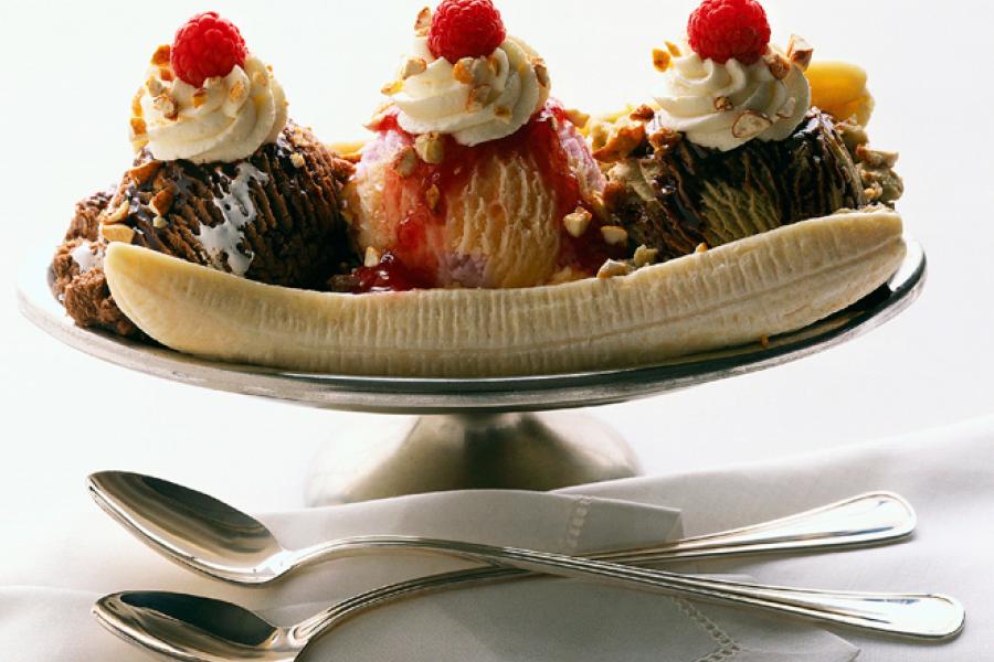 Banana split en copa.