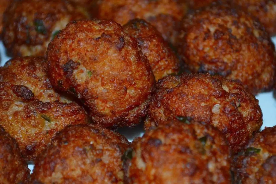 Albóndigas de salchicha hechas.