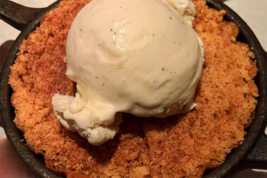 Apple brown Betty con helado de vainilla.
