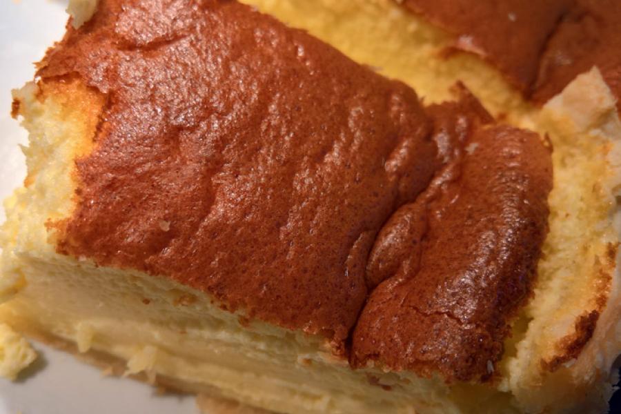 Pastel de suflé de queso, parte superior.